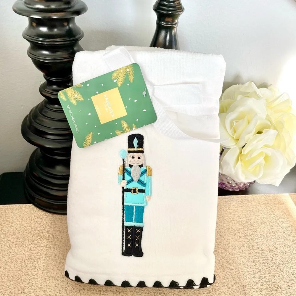 NWT Set of 2 NUTCRACKER Bathroom Hand Towels